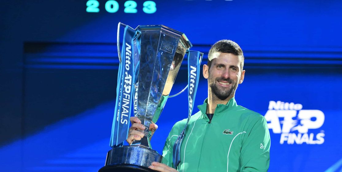 Novak Djokovic soulevant son trophée après la finale du Nitto ATP Finals de 2023
