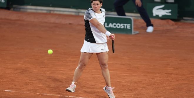 Carla Suarez Navarro plays a backhand at Roland Garros