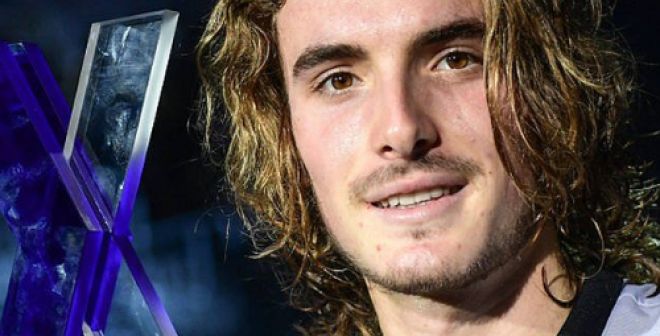 Stefanos Tsitsipas surfe sur le Masters Junior