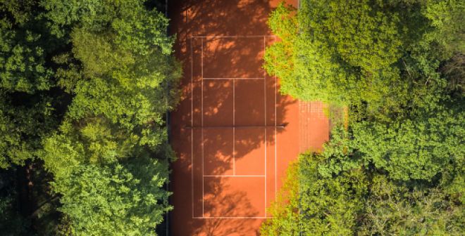 La lente mise au vert du tennis professionnel